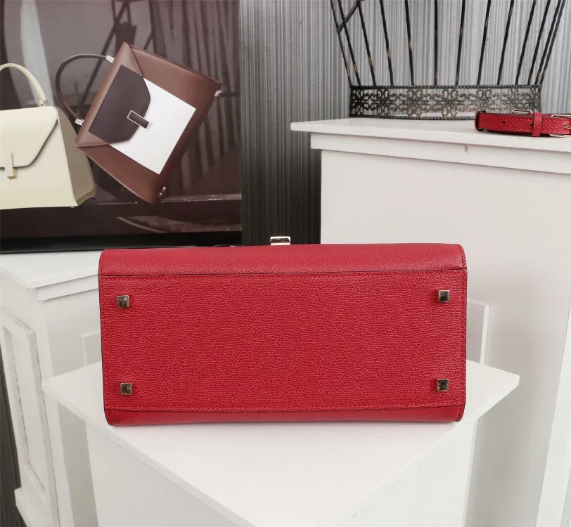 In stock 👉Original medium size in bright red, 👉Valextra Valextra Iside, known as Italian Hermès, is one of the most representative designs of Valextra. There is no obvious logo, but the simple collective line design is very recognizable, full of architectural art, and shows a capable and intellectual style. It is made of imported palm-print lining cowhide, with up to five stitches of handwork, and the shiny oil edges test the skill of the craftsman. Medium size: 26cm【6627#】